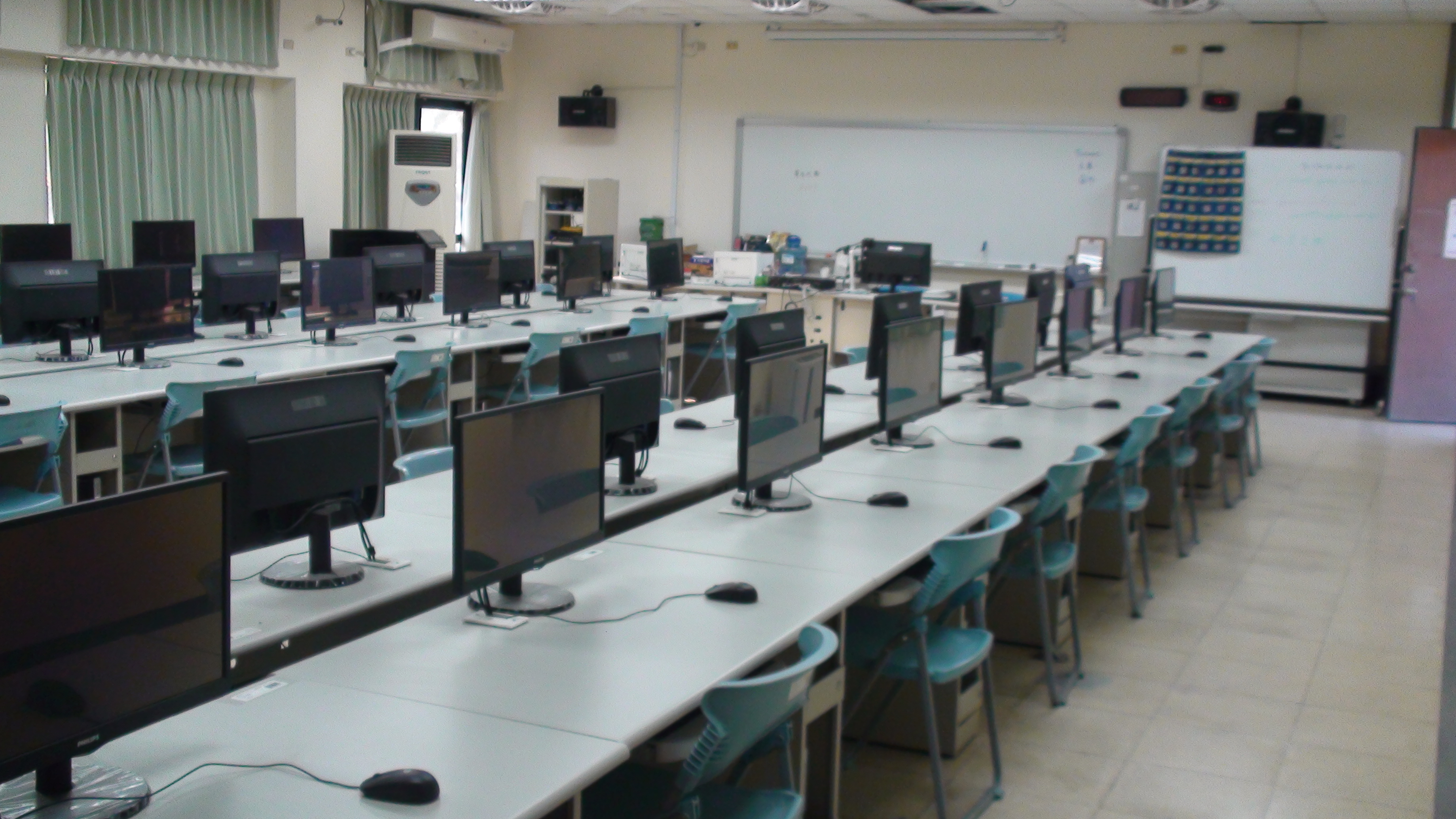 檢定學科教室電腦檢定術科教室，提供學生學習計算機概論及電腦軟體應用技能檢定使用。